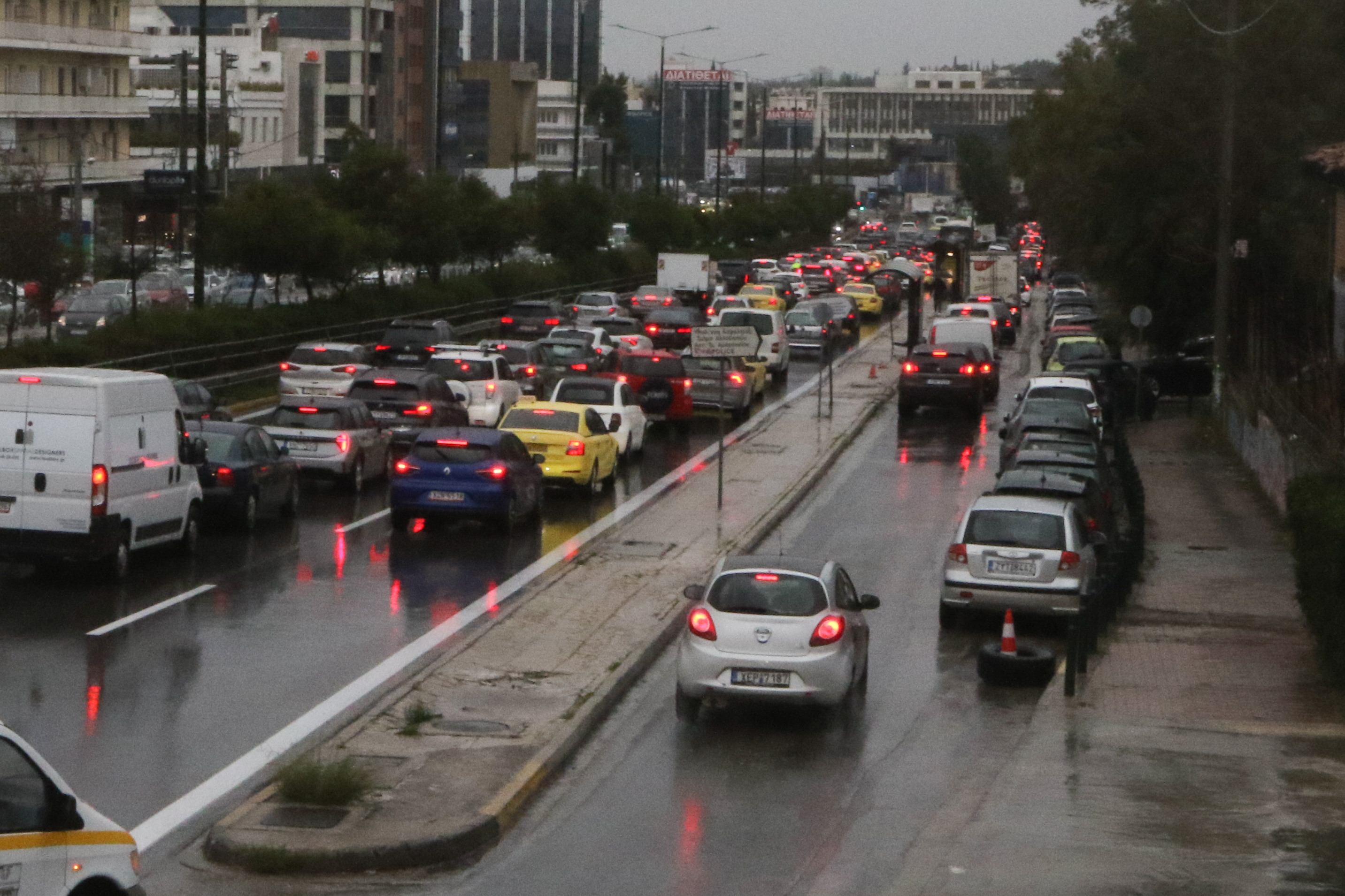 Κίνηση στους δρόμους: Μεγάλο μποτιλιάρισμα σε Κηφισό και Αττική Οδό