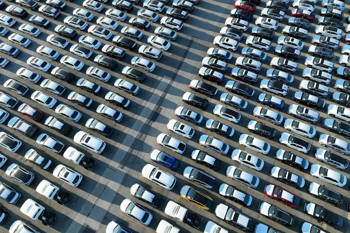 Έρχεται μείωση άνω του 50% στις εξαγωγές κινεζικών υβριδικών αυτοκινήτων προς την Ευρώπη