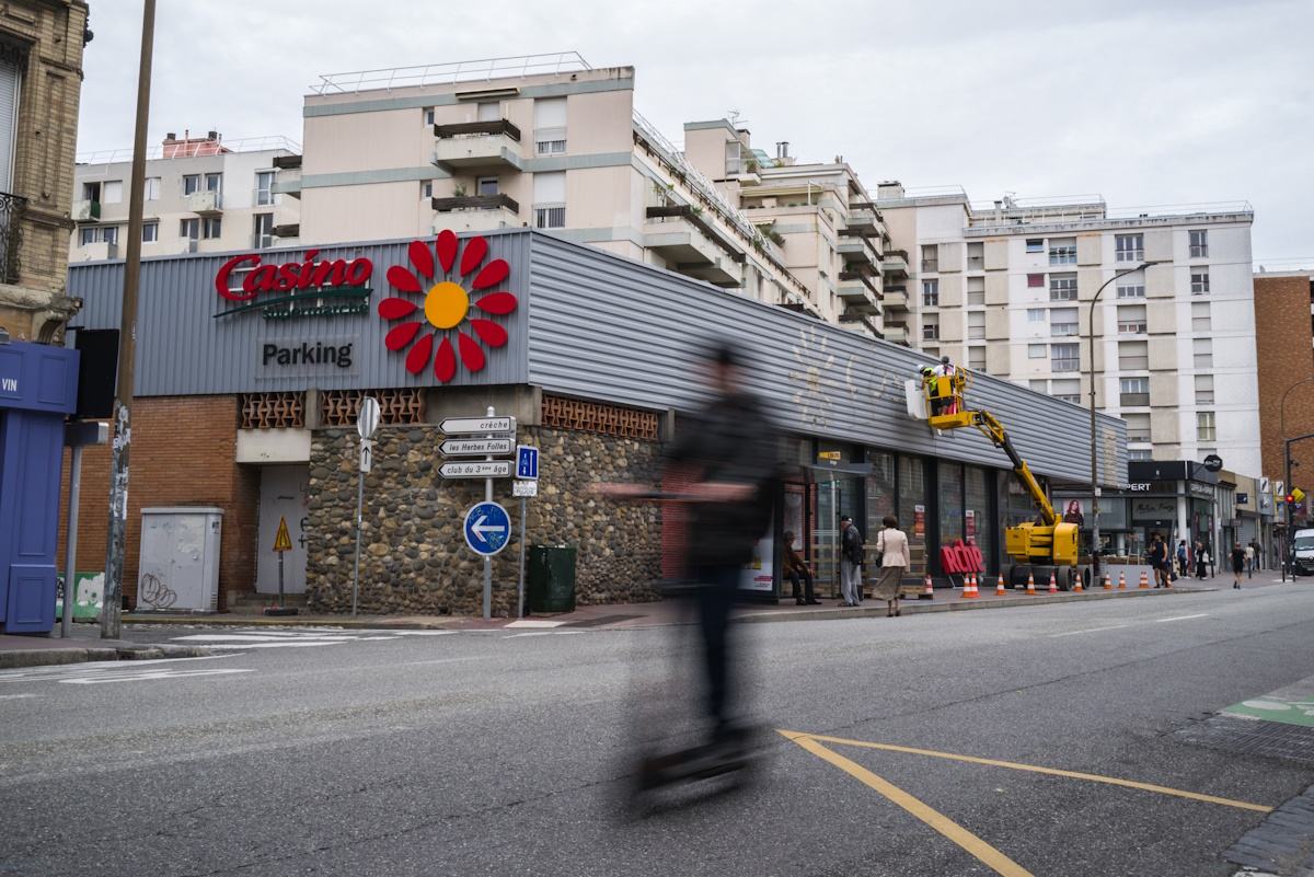 H γαλλική αλυσίδα σούπερ μάρκετ Casino γίνεται Plesio, από το ελληνικό «πλαίσιο», για να δηλώσει κοντά στους καταναλωτές