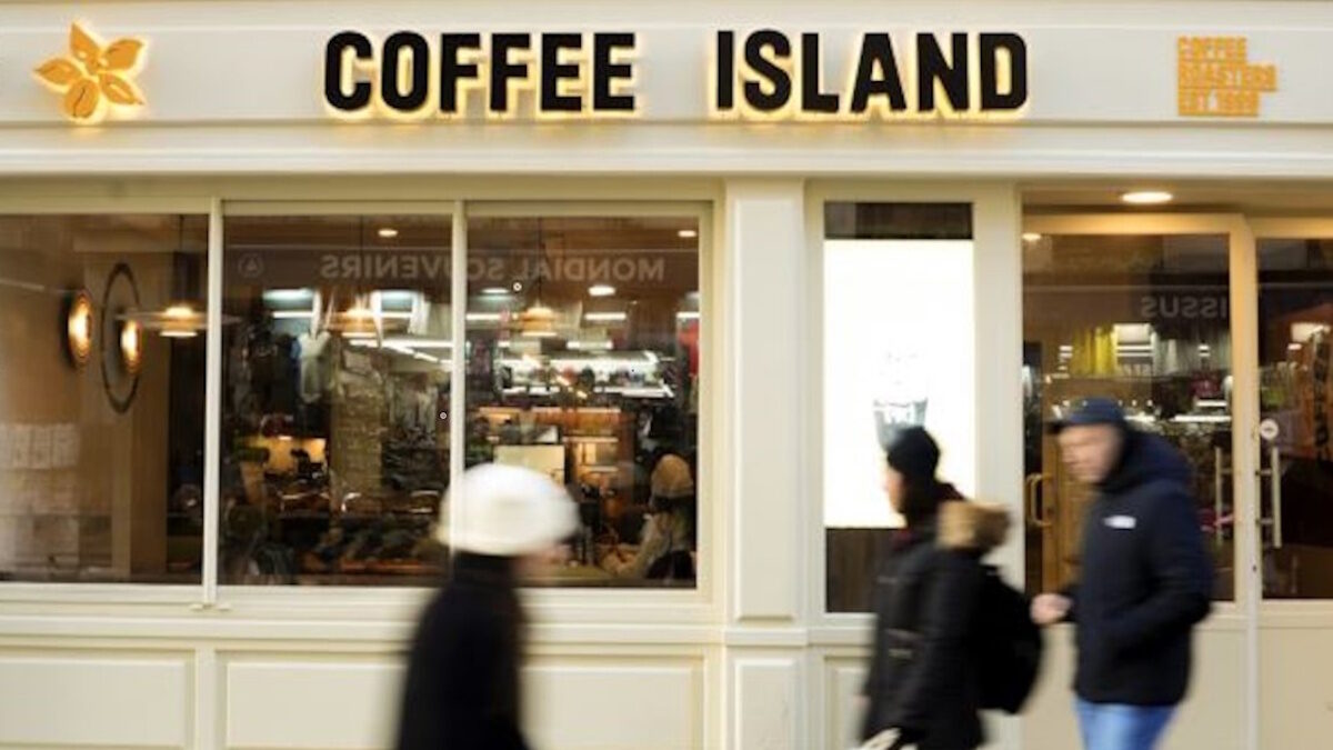 Κόσμος έξω από Coffee Island