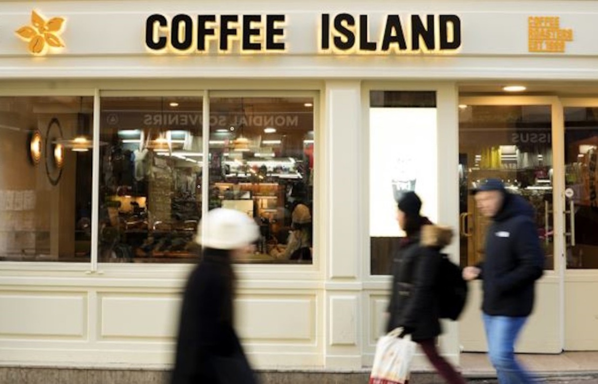 Κόσμος έξω από Coffee Island