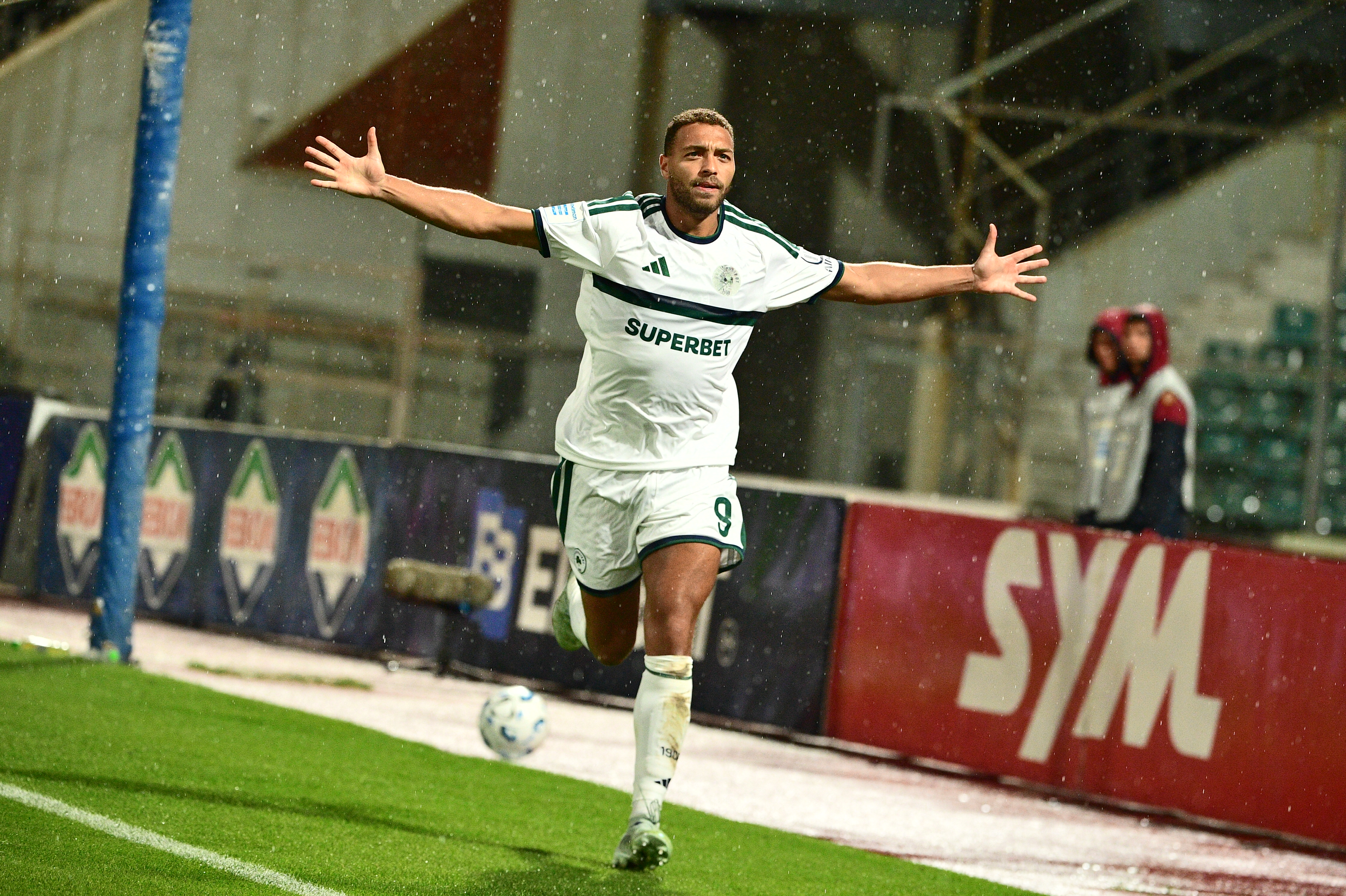 Η βαθμολογία της Super League μετά τις νίκες των Παναθηναϊκού και Ολυμπιακού και τη «γκέλα» του ΠΑΟΚ – Δείτε φάσεις και γκολ