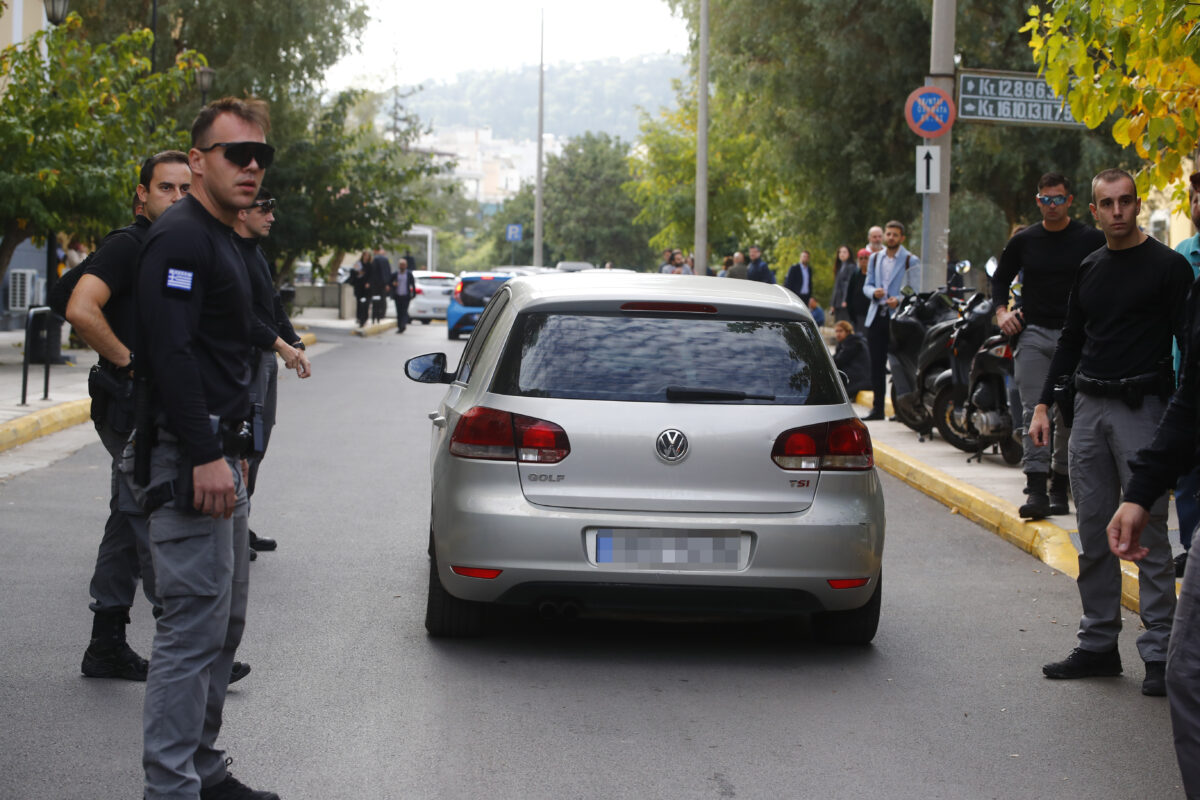 Η άφιξη των συλληφθέντων στα δικαστήρια