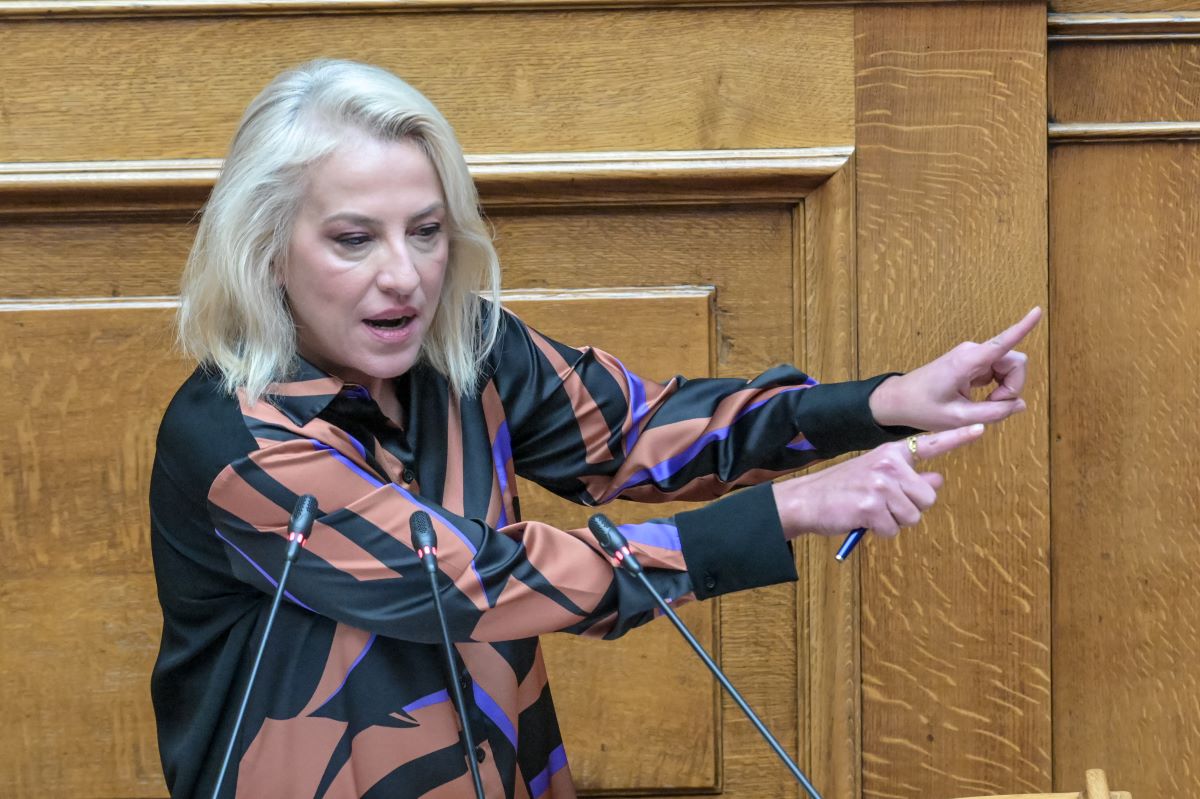Ρένα Δούρου στη Βουλή: Σφοδρά πυρά για Ρούμπιο, Κάθετο Διάδρομο και «ΙΧ εξωτερική πολιτική»