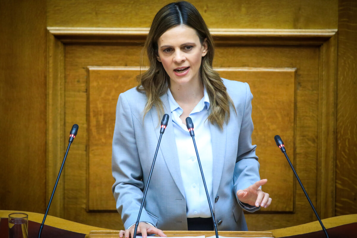 Η Έφη Αχτσιόγλου γράφτηκε στην ΕΛΑΣ του Αλέξη Τσίπρα on camera: «Αντε και σε καλή μεριά»