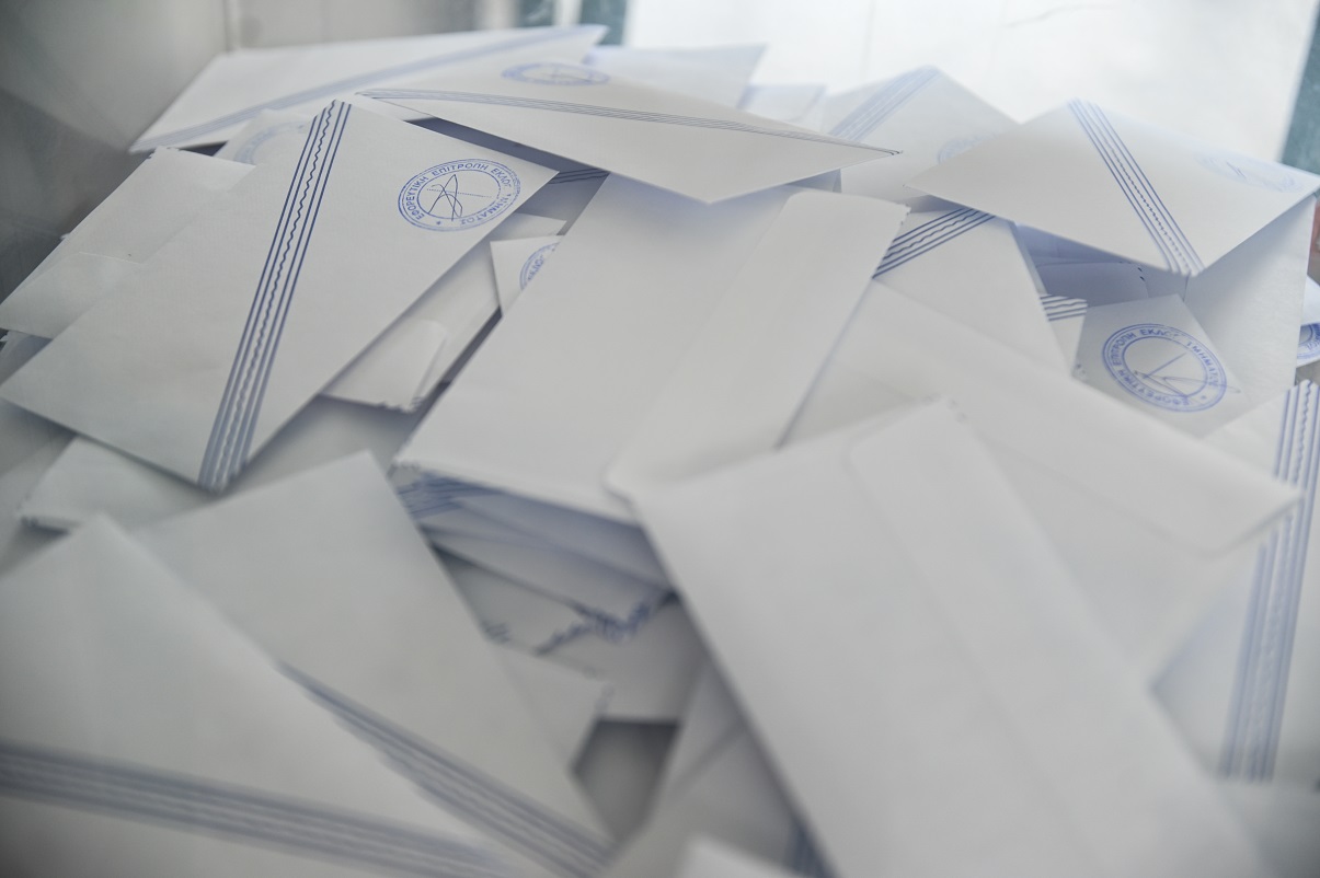 Δημοσκόπηση Opinion Poll: Στο 30,3% η ΝΔ, εδραιώνεται στη δεύτερη θέση η ΕΛΑΣ του Τσίπρα