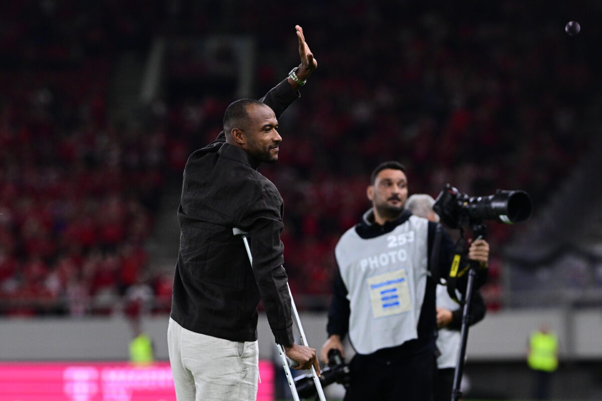 Ο Ελ Κααμπί εμφανίστηκε με πατερίτσες στο ντέρμπι Ολυμπιακός - Παναθηναϊκός και αποθεώθηκε