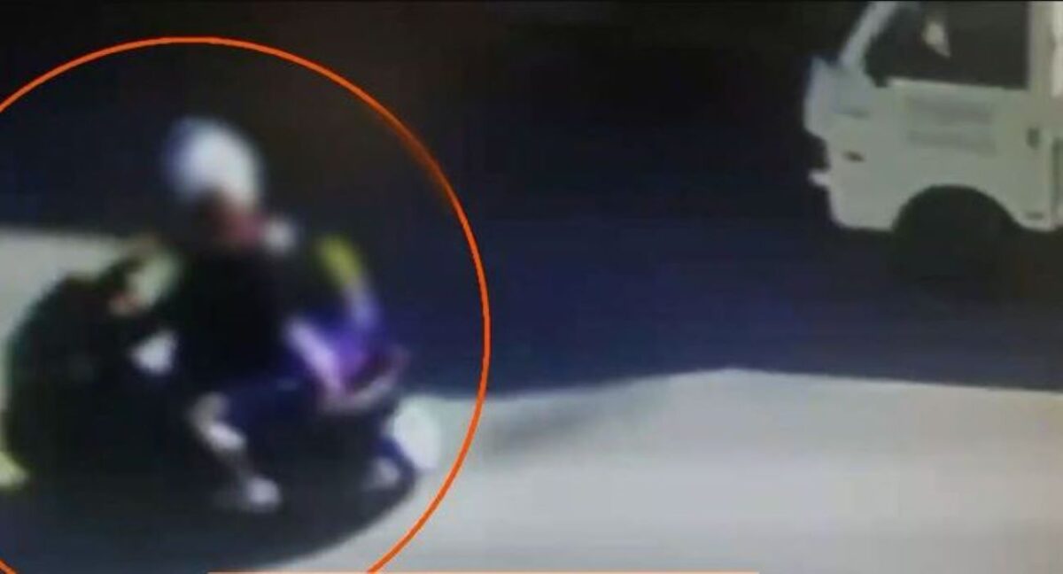 Οι δύο δράστες κατά τη διαφυγή τους μετά την επίθεση στην Ελευσίνα