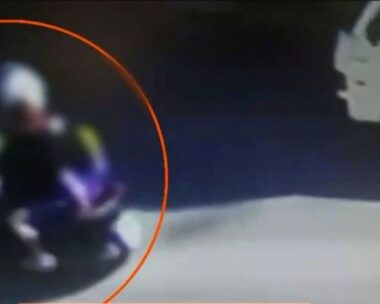 Οι δύο δράστες κατά τη διαφυγή τους μετά την επίθεση στην Ελευσίνα