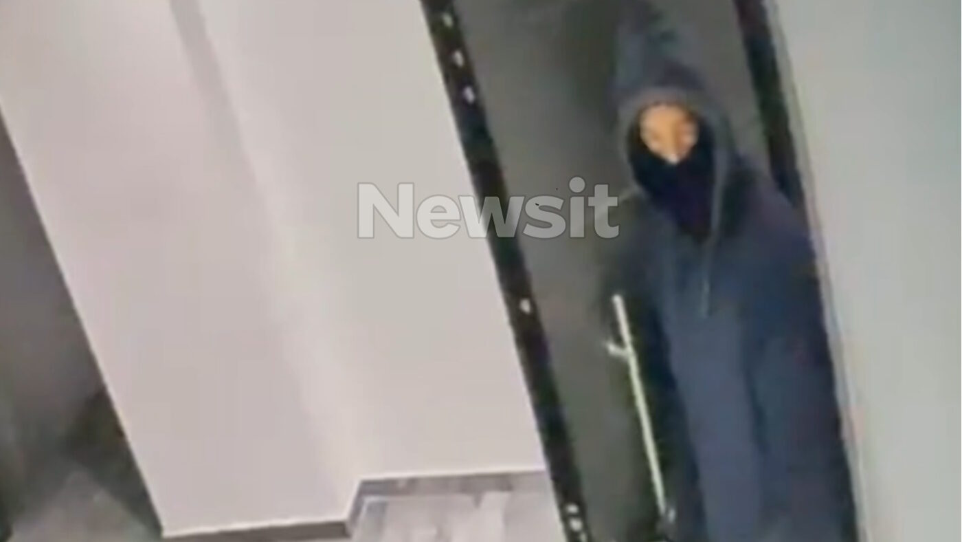 Γλυφάδα: Η στιγμή που ο αξιωματικός του Πολεμικού Ναυτικού εισβάλει στην πολυκατοικία για να βάλει φωτιά στο διαμέρισμα της πρώην συντρόφου του
