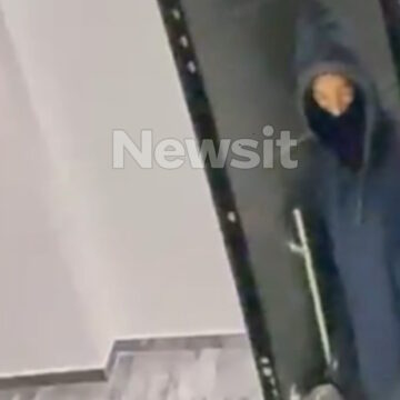 Γλυφάδα: Η στιγμή που ο αξιωματικός του Πολεμικού Ναυτικού εισβάλει στην πολυκατοικία για να βάλει φωτιά στο διαμέρισμα της πρώην συντρόφου του