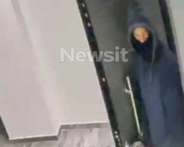 Γλυφάδα: Η στιγμή που ο αξιωματικός του Πολεμικού Ναυτικού εισβάλει στην πολυκατοικία για να βάλει φωτιά στο διαμέρισμα της πρώην συντρόφου του