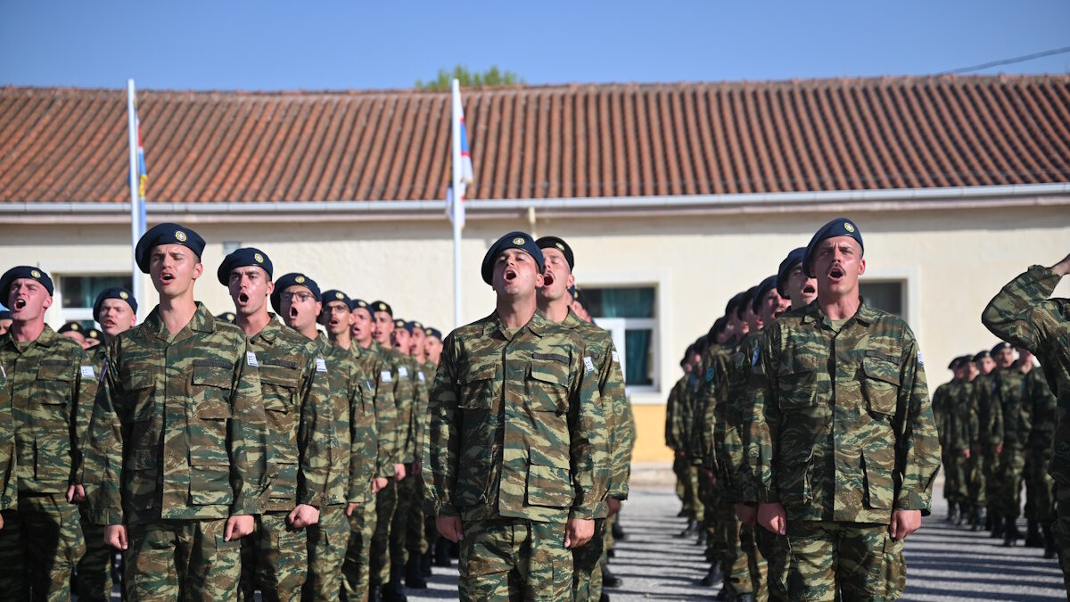 Ορκωμοσία νεοσυλλέκτων στρατιωτών στο Κέντρο Εκπαιδεύσεως Πυροβολικού (ΚΕΠΒ) στη Θήβα