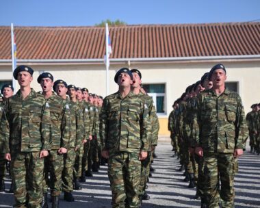 Ορκωμοσία νεοσυλλέκτων στρατιωτών στο Κέντρο Εκπαιδεύσεως Πυροβολικού (ΚΕΠΒ) στη Θήβα