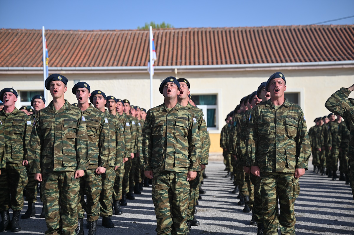 Ορκωμοσία νεοσυλλέκτων στρατιωτών στο Κέντρο Εκπαιδεύσεως Πυροβολικού (ΚΕΠΒ) στη Θήβα