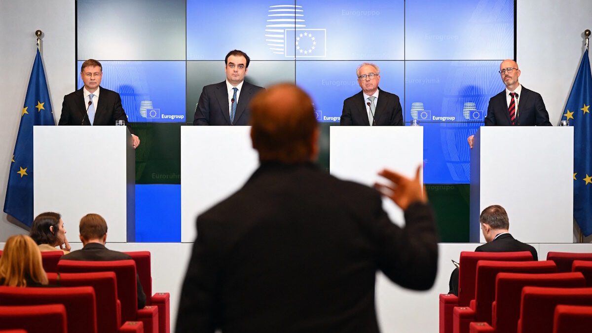 Ο Βάλντις Ντομπρόβσκις, Επίτροπος της ΕΕ για την Οικονομία και την Παραγωγικότητα, ο Κυριάκος Πιερρακάκης, Πρόεδρος της Ευρωπαϊκής Επιτροπής και Έλληνας Υπουργός Οικονομικών, και ο Πιερ Γκραμένα, Διευθύνων Σύμβουλος του Ευρωπαϊκού Μηχανισμού Σταθερότητας (ESM), μιλούν σε κοινή συνέντευξη Τύπου μετά από συνάντηση των υπουργών Οικονομικών της ευρωζώνης στο Λουξεμβούργο
