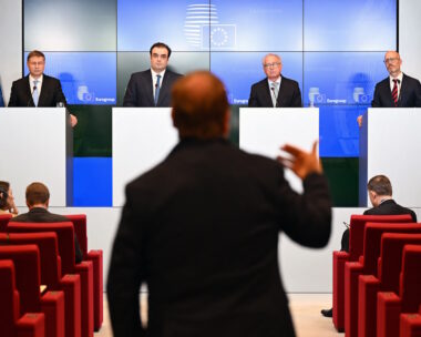 Ο Βάλντις Ντομπρόβσκις, Επίτροπος της ΕΕ για την Οικονομία και την Παραγωγικότητα, ο Κυριάκος Πιερρακάκης, Πρόεδρος της Ευρωπαϊκής Επιτροπής και Έλληνας Υπουργός Οικονομικών, και ο Πιερ Γκραμένα, Διευθύνων Σύμβουλος του Ευρωπαϊκού Μηχανισμού Σταθερότητας (ESM), μιλούν σε κοινή συνέντευξη Τύπου μετά από συνάντηση των υπουργών Οικονομικών της ευρωζώνης στο Λουξεμβούργο