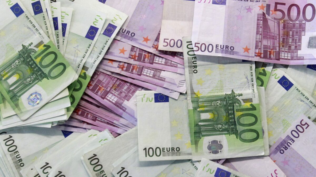 Euro notes are spread out at a bank branch in Madrid January 13, 2011. Spain and Italy staged successful bond sales on Thursday, buying European leaders a little time to come up with a new package of measures to stem the debt crisis rocking their 12-year old single currency bloc. A day after Portugal surprised many in the markets by selling 10-year debt relatively easily, Spain and Italy passed their first major financial tests of 2011, auctioning a total of 9 billion euros in bonds. REUTERS/Andrea Comas (SPAIN - Tags: BUSINESS)