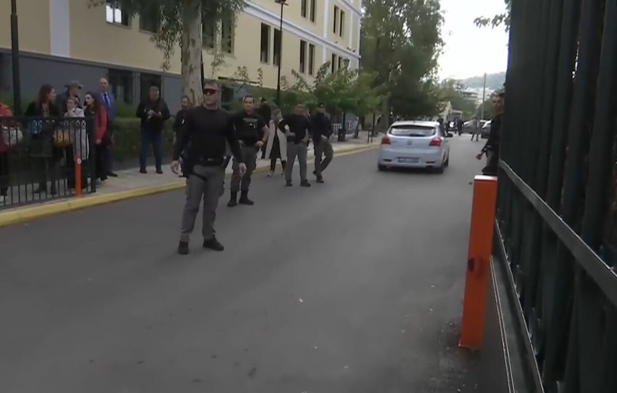 Οι συλληφθέντες φτάνουν στα δικαστήρια
