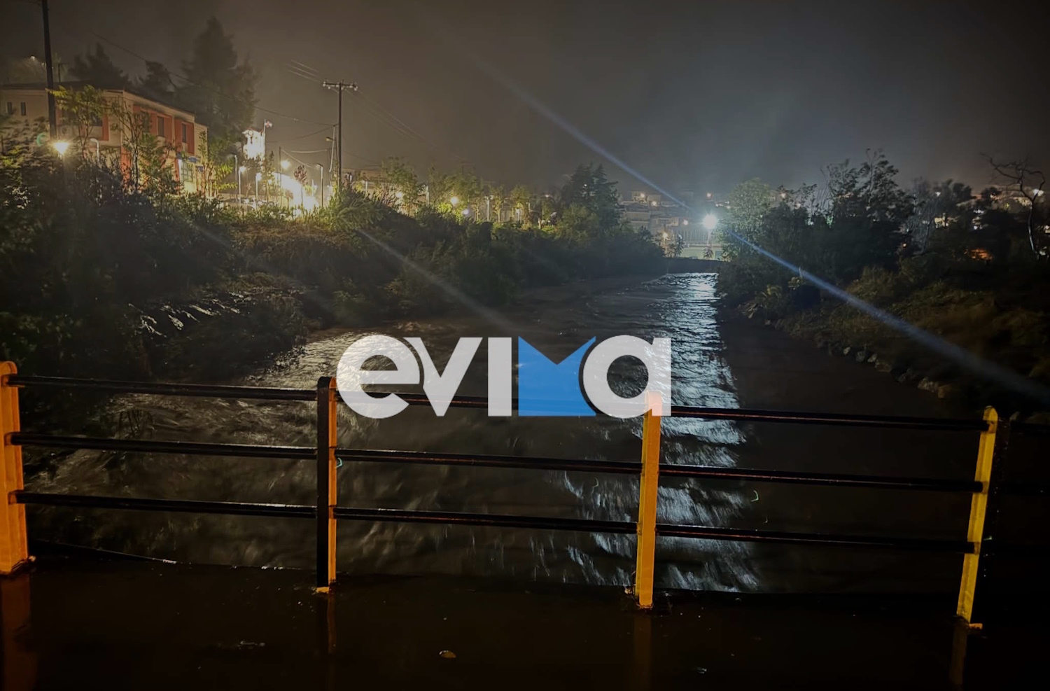 Δραματικές ώρες στη Βόρεια Εύβοια από την κακοκαιρία: Υπερχείλισε ο ποταμός Κηρέας, πλημμύρες και μήνυμα από το 112