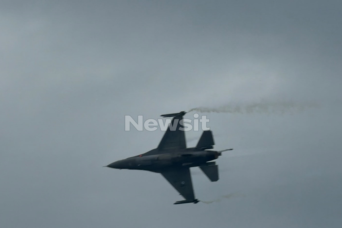Θεσσαλονίκη: Η εντυπωσιακή επίδειξη του F-16 της ομάδας «ΖΕΥΣ» με ελιγμούς στον ουρανό της Πόλης