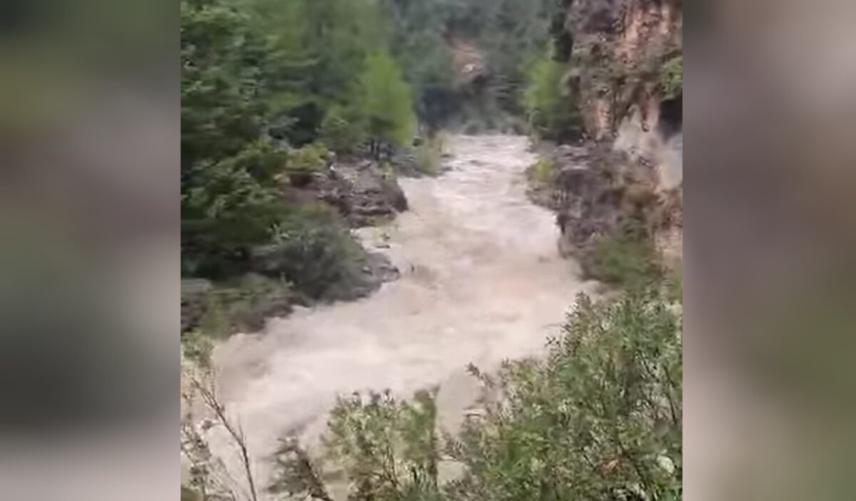 Κακοκαιρία στην Κρήτη: Παραμένουν εγκλωβισμένοι στο Φαράγγι της Σαμαριάς οι 8 εργαζόμενοι – Βίντεο με τα ορμητικά νερά