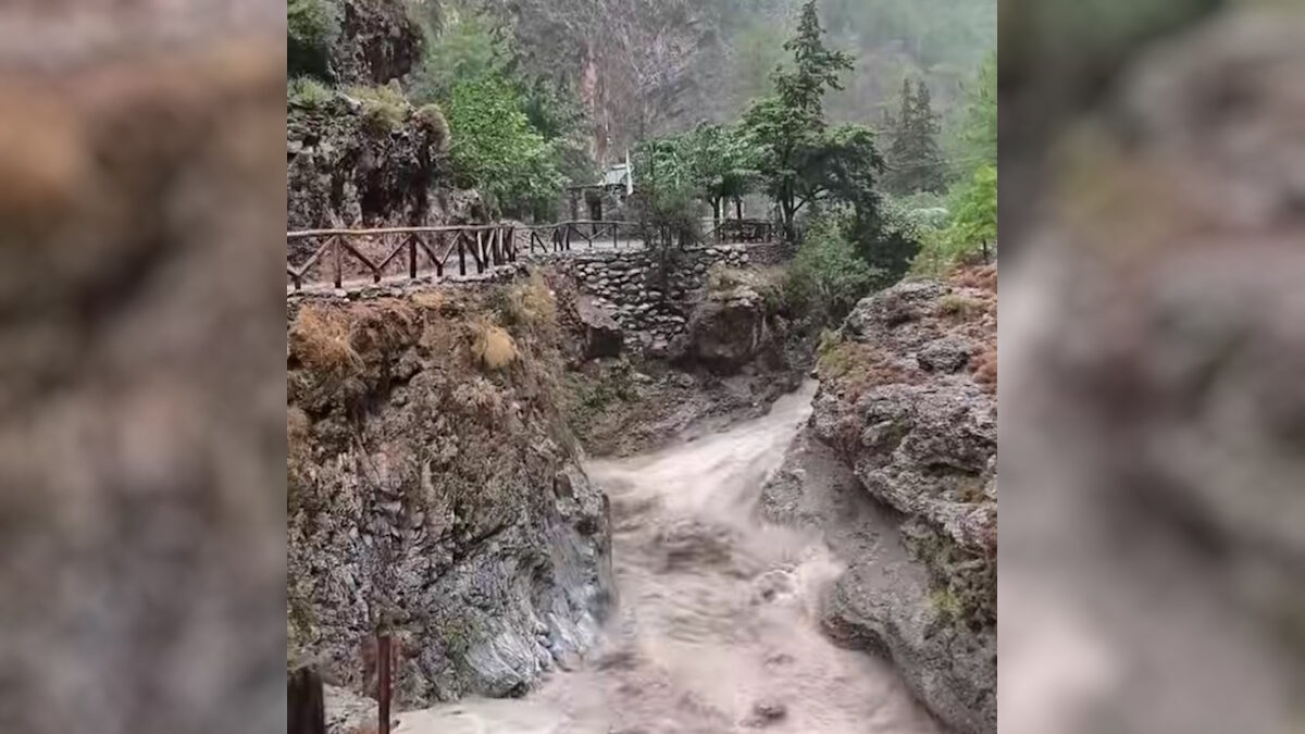 Ορμητικά νερά στο Φαράγγι της Σαμαριάς
