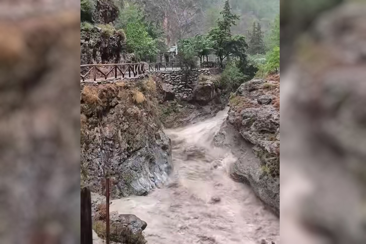 Ορμητικά νερά στο Φαράγγι της Σαμαριάς