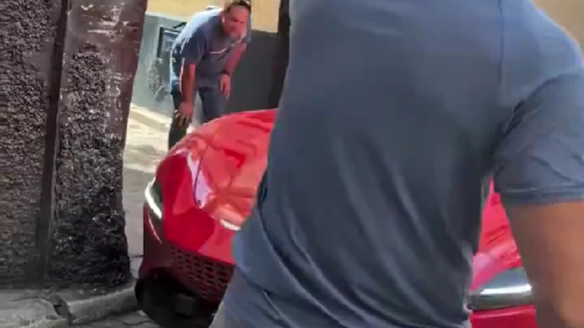 Οδηγός Ferrari αξίας 210.000 ευρώ, τη «σφήνωσε» σε σοκάκι στη Σεβίλλη