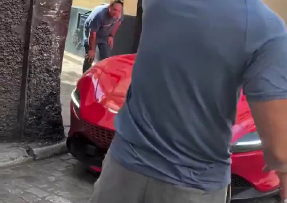 Οδηγός Ferrari αξίας 210.000 ευρώ, τη «σφήνωσε» σε σοκάκι στη Σεβίλλη