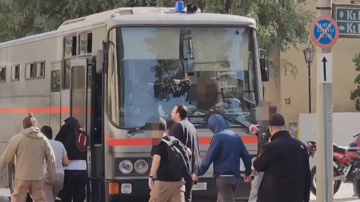 Φίλιππος Καμπούρης έξω από την Ευελπίδων