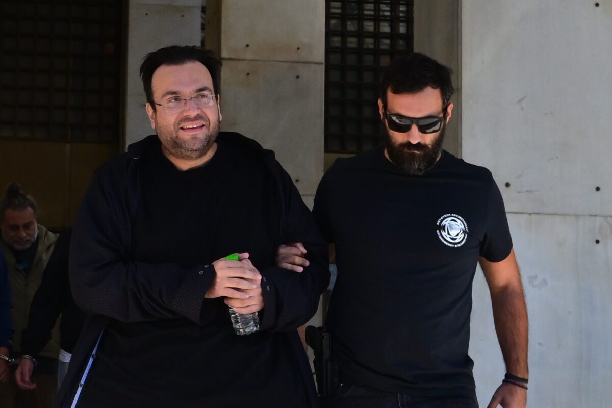 Ο  Φίλιππος Καμπούρης μεταφέρθηκε εσπευσμένα στο «Γεννηματάς» - Λιποθύμησε στα κρατητήρια της ΓΑΔΑ