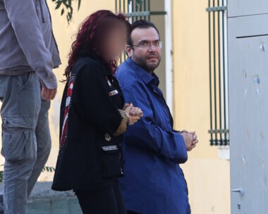 Στα δικαστήρια της πρώην σχολής Eυελπίδων οδηγήθηκαν οι συλληφθέντες που κατηγορούνται για κακουργηματικές πράξεις σε βάρος του Δημοσίου