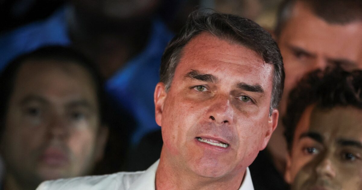 Ο Φλάβιο Μπολσονάρο αυτοανακηρύσσεται εκλεγμένος πρόεδρος από τις ΗΠΑ και καταγγέλλει «πραξικόπημα» Ο Φλάβιο Μπολσονάρο αυτοανακηρύσσεται εκλεγμένος πρόεδρος από τις ΗΠΑ και καταγγέλλει «πραξικόπημα»