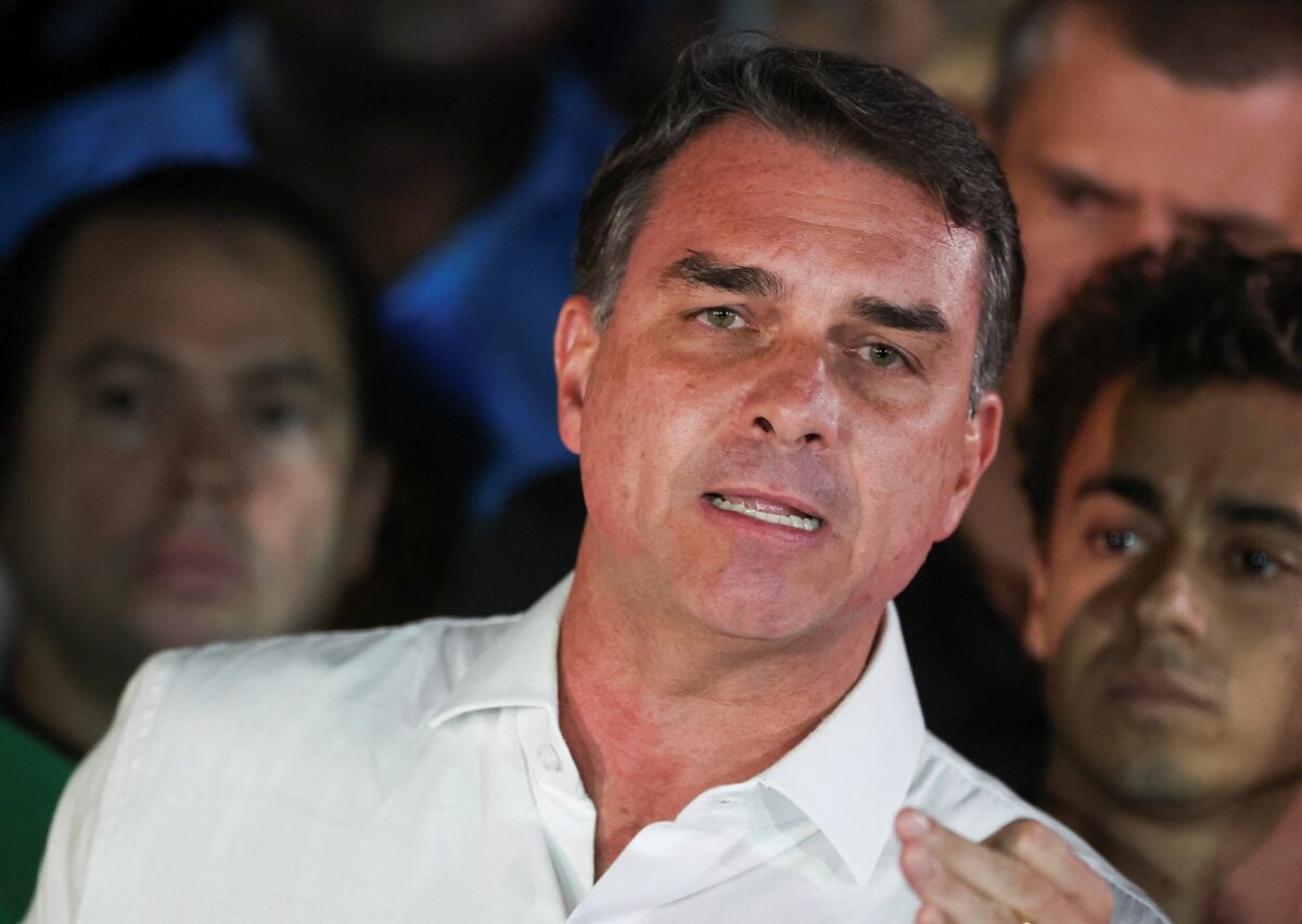 Ο Φλάβιο Μπολσονάρο αυτοανακηρύσσεται εκλεγμένος πρόεδρος από τις ΗΠΑ και καταγγέλλει «πραξικόπημα»