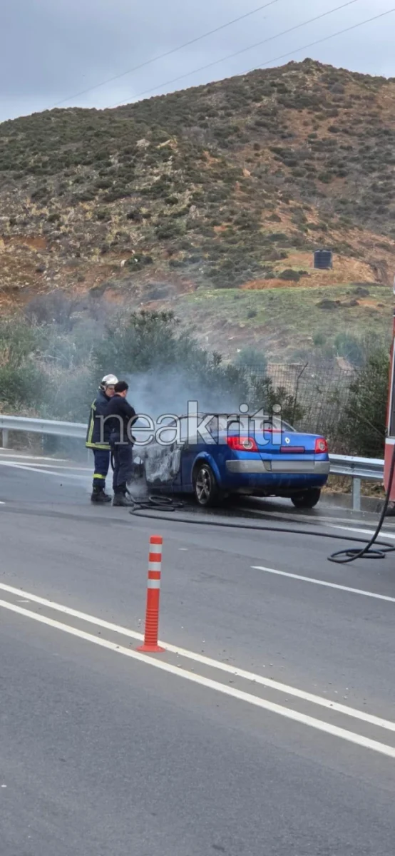 Τρόμος για οικογένεια στην Κρήτη, το αυτοκίνητό τους τυλίχτηκε στις φλόγες στον ΒΟΑΚ