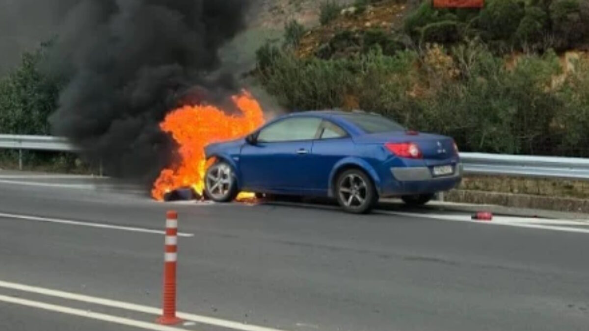 Τρόμος για οικογένεια στην Κρήτη, το αυτοκίνητό τους τυλίχτηκε στις φλόγες στον ΒΟΑΚ