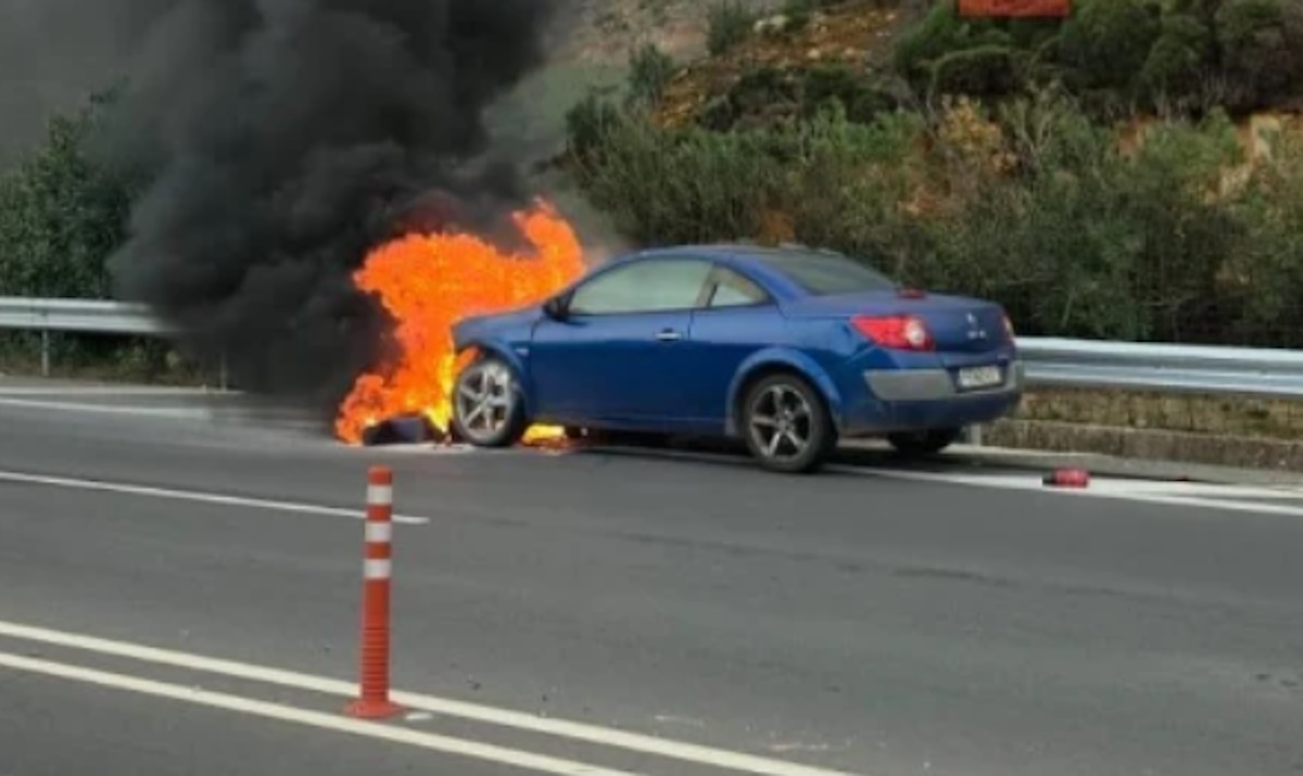 Τρόμος για γονείς με μικρά παιδιά στον ΒΟΑΚ - Το αυτοκίνητό τους άρπαξε φωτιά εν κινήσει