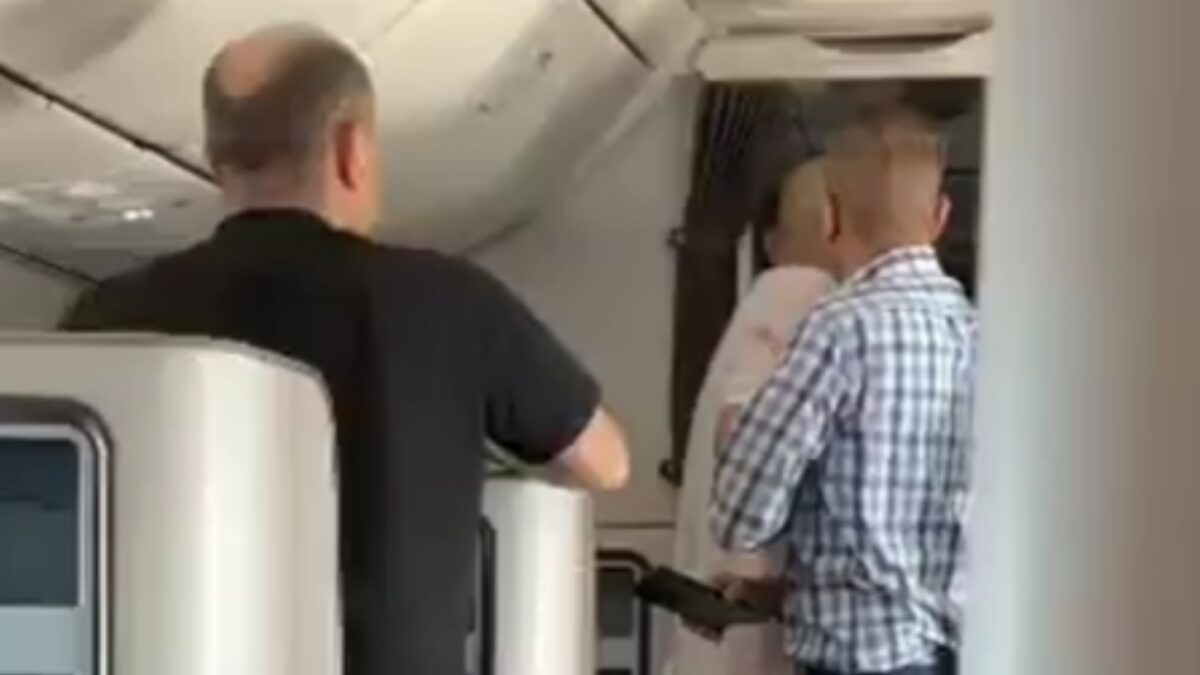 Flydubai: Νέα πλάνα από το χάος στην πτήση μετά την επίθεση στον κυβερνήτη – «Υπάρχει γιατρός ή πιλότος;»