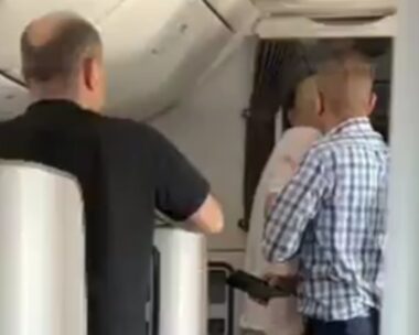 Flydubai: Νέα πλάνα από το χάος στην πτήση μετά την επίθεση στον κυβερνήτη – «Υπάρχει γιατρός ή πιλότος;»