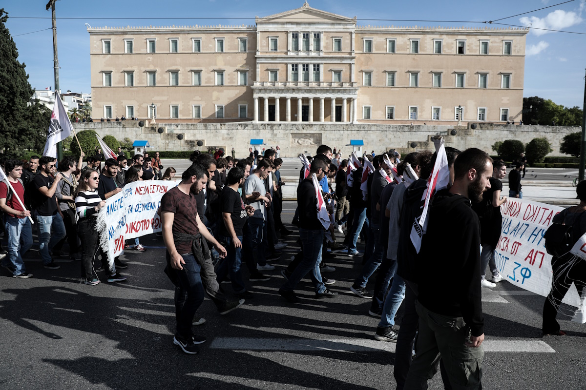Οι Φοιτητικοί Σύλλογοι της Αθήνας κατασκηνώνουν στο Σύνταγμα και διαμαρτύρονται για την ακρίβεια των σπουδών και της φοιτητικής στέγης