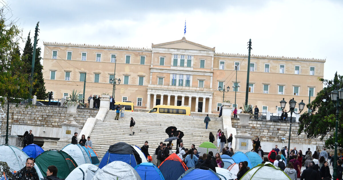 Σύνταγμα: Φοιτητές «κατασκήνωσαν» μέσα στη βροχή για τα πανάκριβα ενοίκια Σύνταγμα: Φοιτητές «κατασκήνωσαν» μέσα στη βροχή για τα πανάκριβα ενοίκια