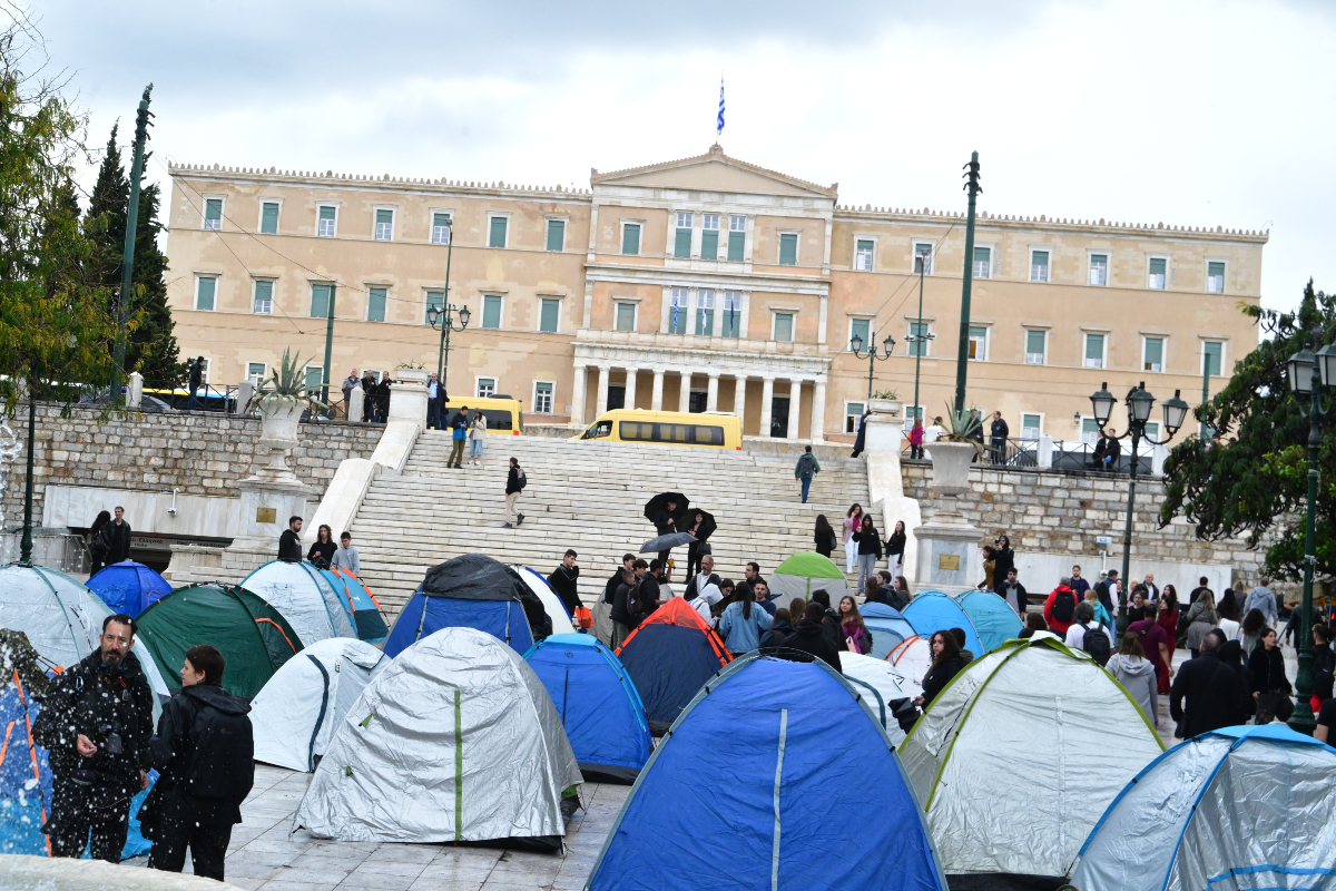 Σύνταγμα: Φοιτητές «κατασκήνωσαν» μέσα στη βροχή για τα πανάκριβα ενοίκια - «600 ευρώ για ένα στούντιο»