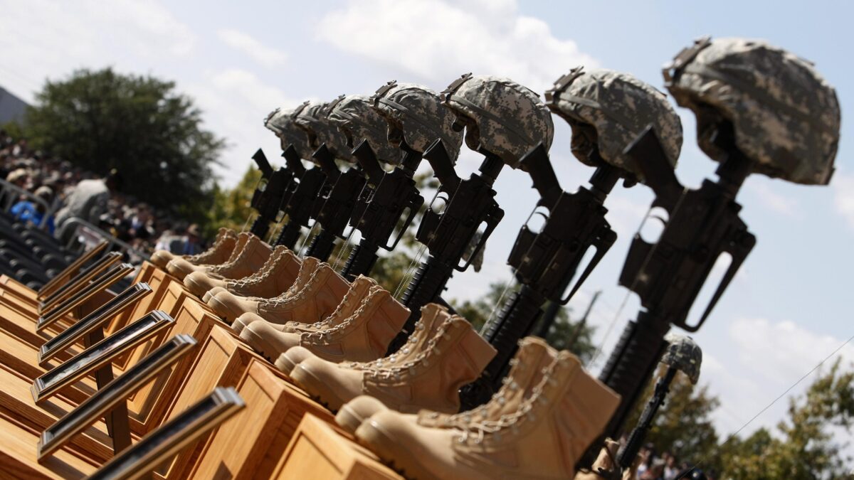 Μνημείο πεσόντος στρατιώτη στο Fort Hood για τα θύματα του μακελειού