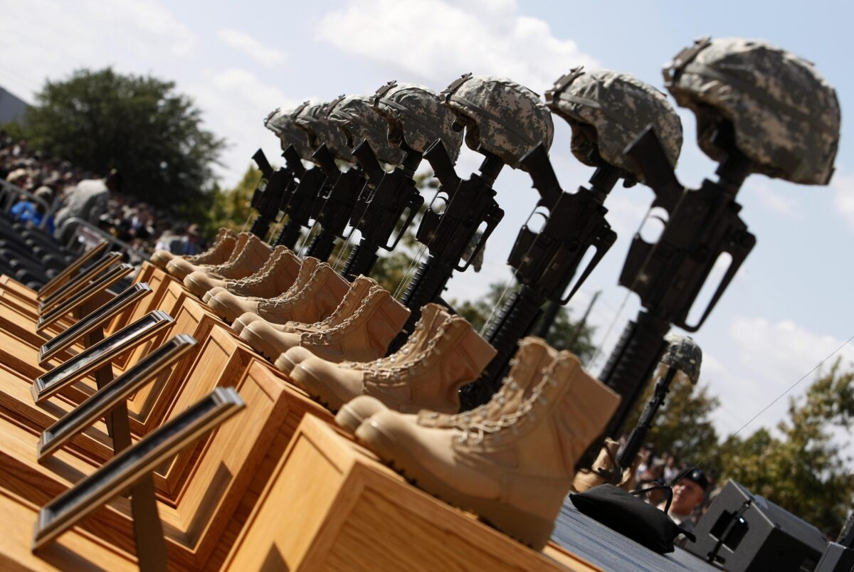 Μνημείο πεσόντος στρατιώτη στο Fort Hood για τα θύματα του μακελειού