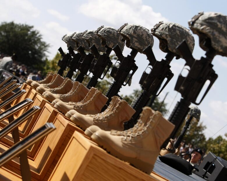 Μνημείο πεσόντος στρατιώτη στο Fort Hood για τα θύματα του μακελειού