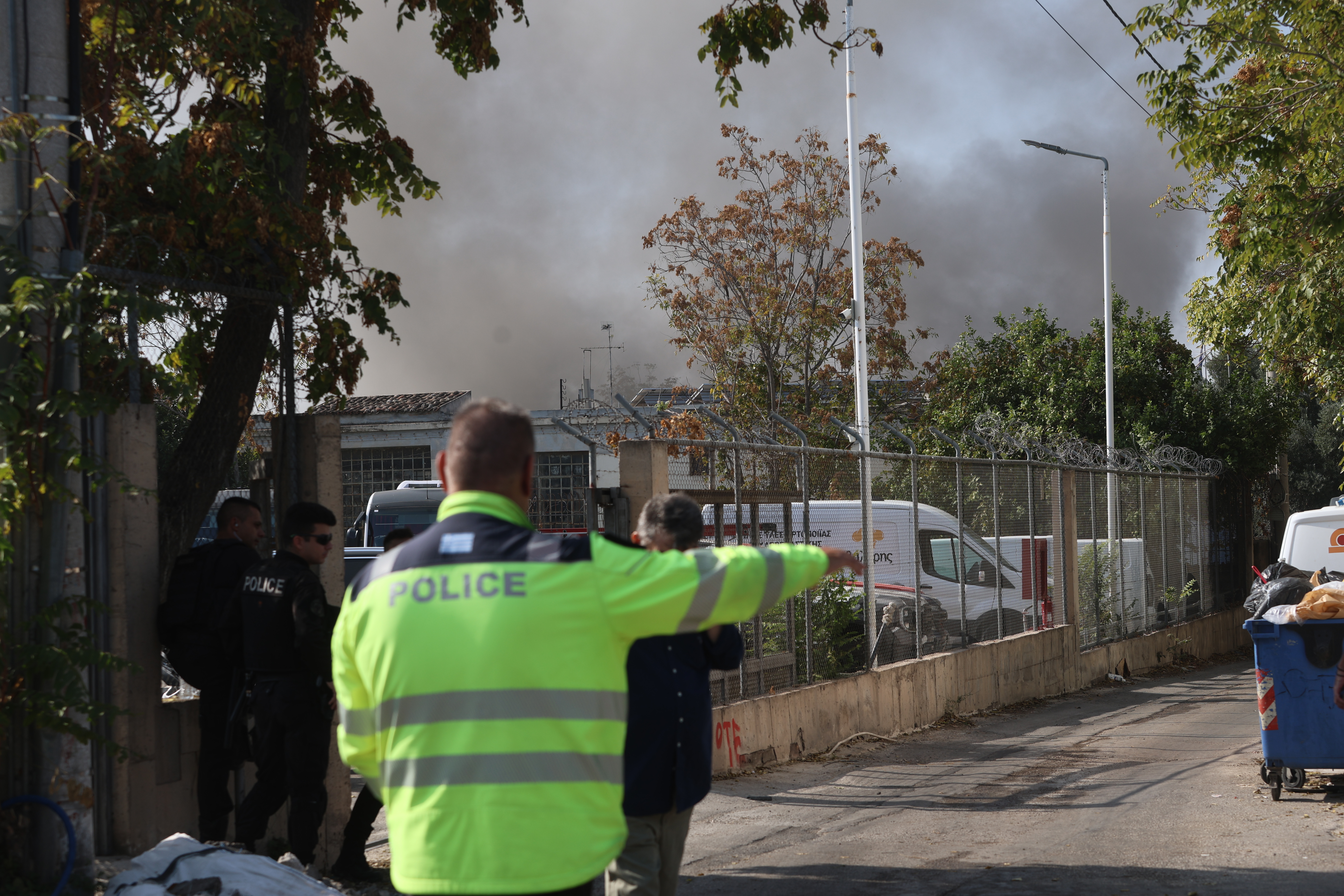 Συνεχίζεται η μάχη με τις φλόγες σε δύο βιοτεχνίες υφασμάτων στο Αιγάλεω – Απομάκρυνση κατοίκων σε ακτίνα 400 μέτρων