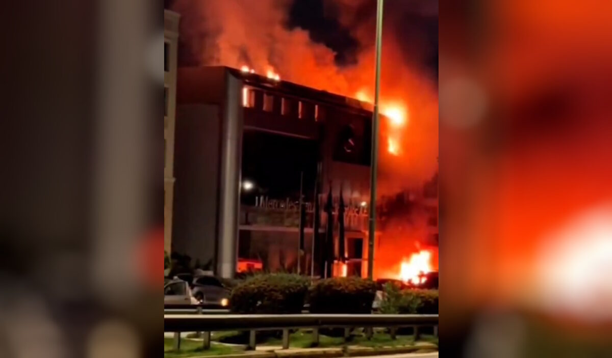 Φωτιά σε αντιπροσωπεία αυτοκινήτων στη Βουλιαγμένης: Καταστράφηκε ολοσχερώς η επιχείρηση, βίντεο από το φλεγόμενο κτίριο