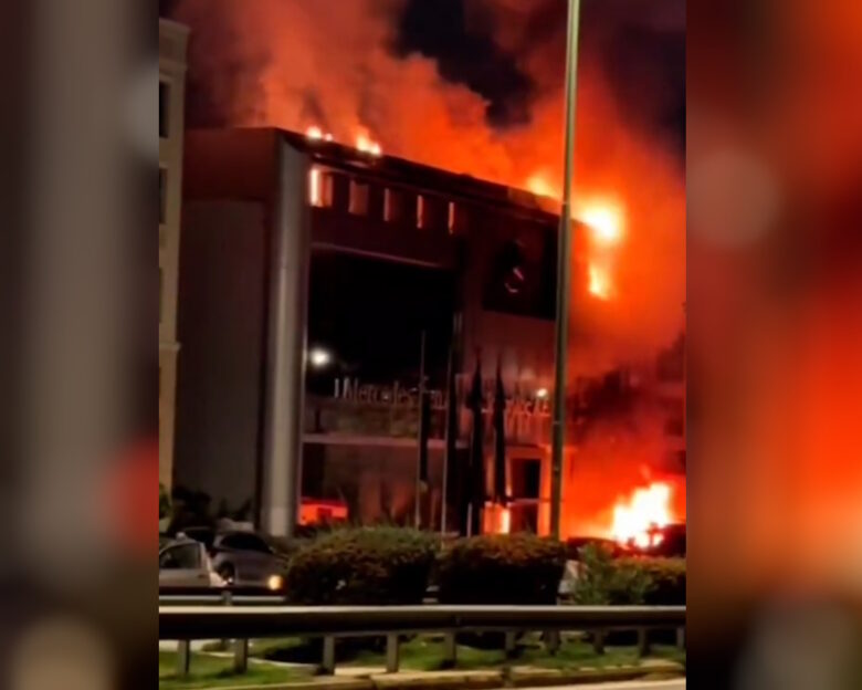Φωτιά σε αντιπροσωπεία αυτοκινήτων στη Βουλιαγμένης: Καταστράφηκε ολοσχερώς η επιχείρηση, βίντεο από το φλεγόμενο κτίριο