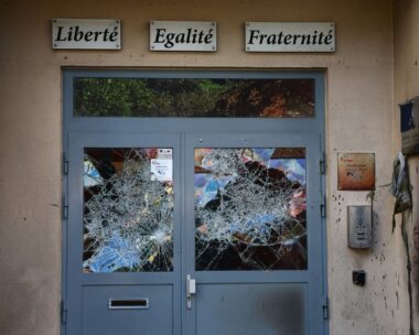 Ζημιές και καταστροφές σχολείων στη Γαλλία